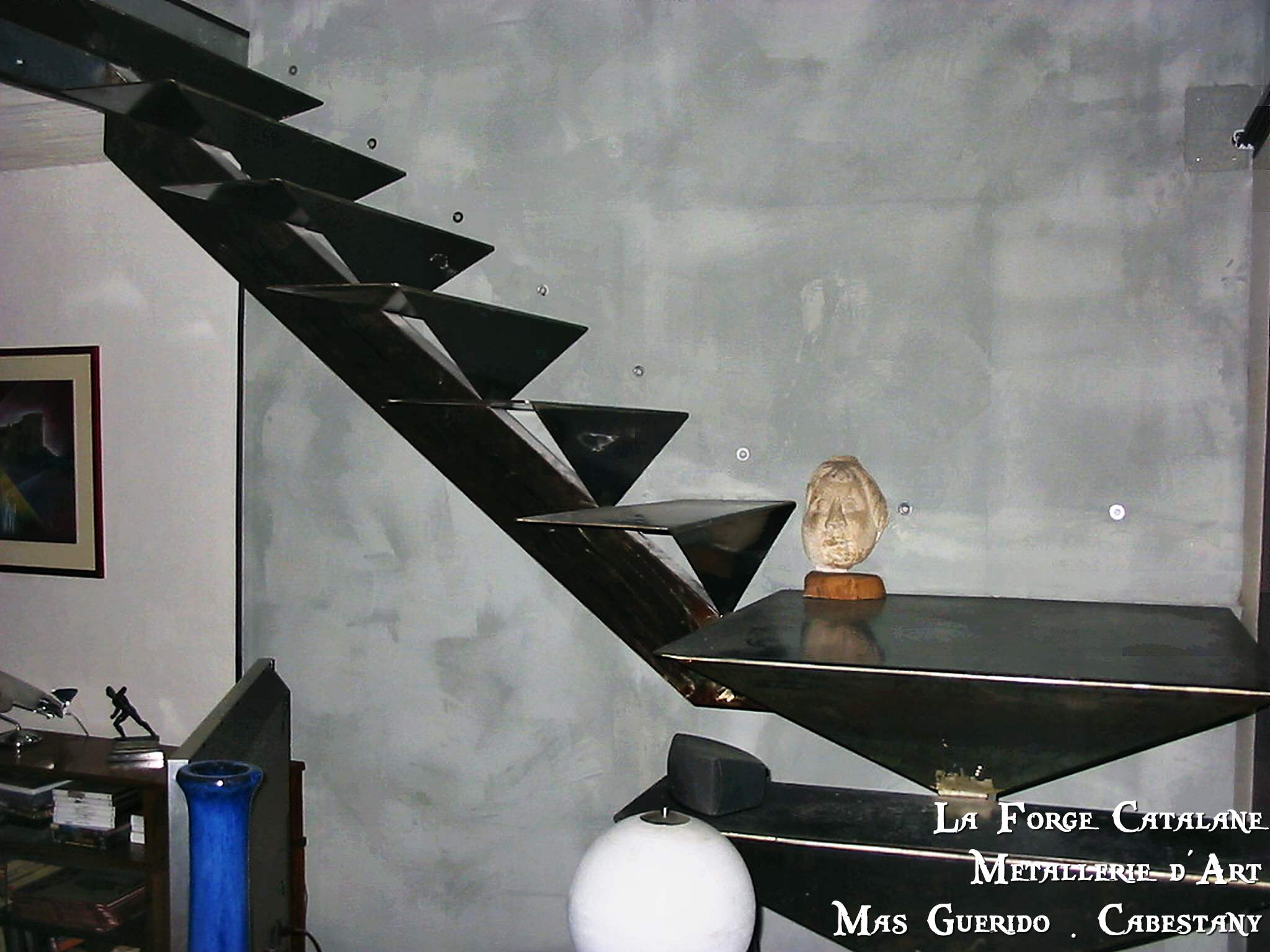 escalier limon central marches tole pliee 7 forge catalane.jpg